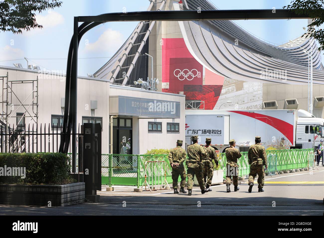 Les forces d'autodéfense japonaises marchent vers le Gymnasium national Yoyogi, le lieu olympique de Handball.Tokyo est à l'intérieur du quatrième statut d'urgence et les mesures de sécurité de Tokyo 2020 ont transformé les sites olympiques en forteresses barricadées. La police, les forces d'autodéfense japonaises, les compagnies de sécurité privées et les bénévoles surveillent les stades et les rues voisines pour empêcher le grand public de se rapprocher trop. Grâce à ces mesures, les organisateurs des Jeux Olympiques de Tokyo en 2020 tentent de minimiser les risques pour la santé posés par l'événement sportif. (Photo de Stanislav Kogiku/SOPA Images/Sipa USA) Banque D'Images