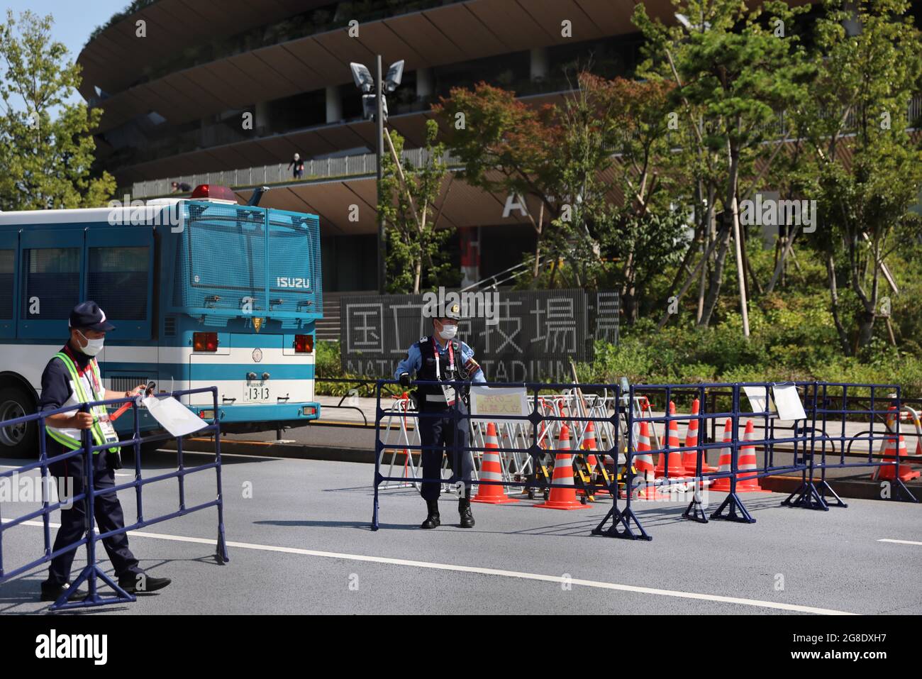 Un policier a vu ouvrir les barricades de la route pour une voiture à un point de contrôle en face du stade national de Shinjuku.Tokyo est à l'intérieur du quatrième statut d'urgence et les mesures de sécurité de Tokyo 2020 ont transformé les sites olympiques en forteresses barricadées. La police, les forces d'autodéfense japonaises, les compagnies de sécurité privées et les bénévoles surveillent les stades et les rues voisines pour empêcher le grand public de se rapprocher trop. Grâce à ces mesures, les organisateurs des Jeux Olympiques de Tokyo en 2020 tentent de minimiser les risques pour la santé posés par l'événement sportif. (Photo de Stanislav Kogiku/SOPA Banque D'Images