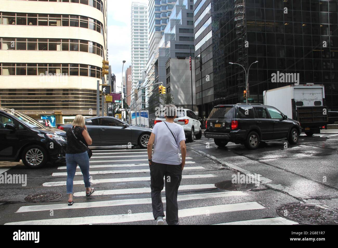 New York, États-Unis. 18 juillet 2021. (NOUVEAU) les New-Yorkais sont confrontés à de fortes précipitations et à de fortes conditions de circulation à Manhattan. 19 juillet 2021, New York, Etats-Unis: Les New-Yorkais ont eu de la difficulté à traverser les rues dans la région de Manhattan cet après-midi car ils ont été confrontés à une circulation dense et à de légères précipitations. Ils luttent pour des espaces dans les rues parmi les conducteurs impatients qui bloquent également les routes et les rues pour d'autres conducteurs.Credit: Niyi Fote/Thenews2 (Credit image: © Niyi Fote/TheNEWS2 via ZUMA Press Wire) Banque D'Images