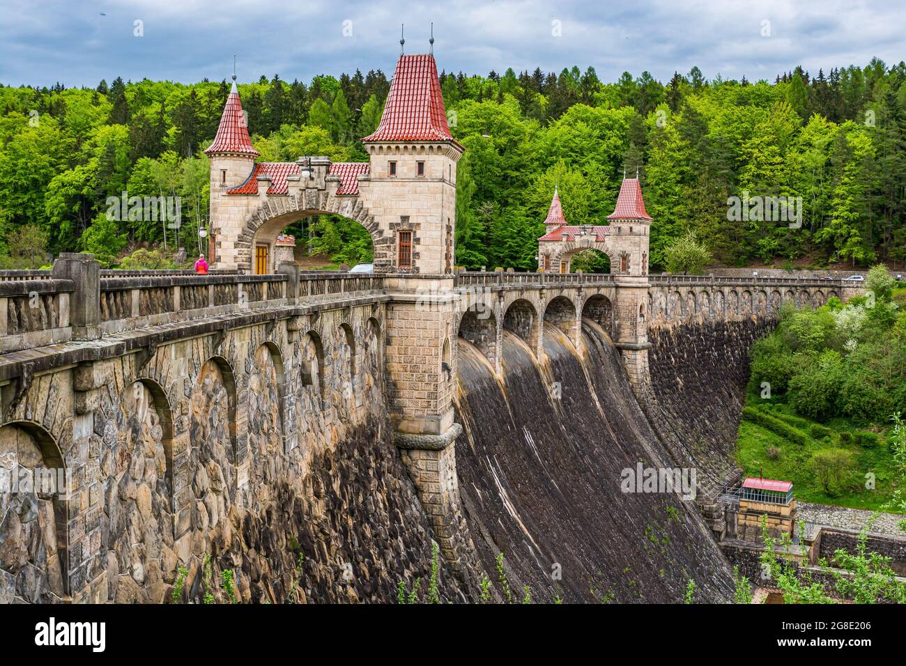 République tchèque, Talsperre les Kralovstvi (Royaume forestier) - 15 mai 2021. Barrage historique d'eau hydraulique avec eau orange dans la rivière Elbe Banque D'Images