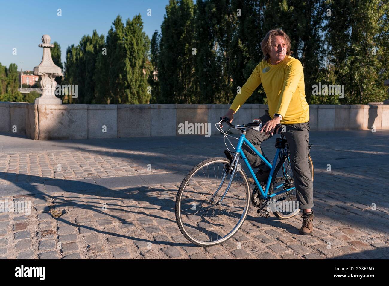 Homme caucasien avec vélo dans la ville Banque D'Images