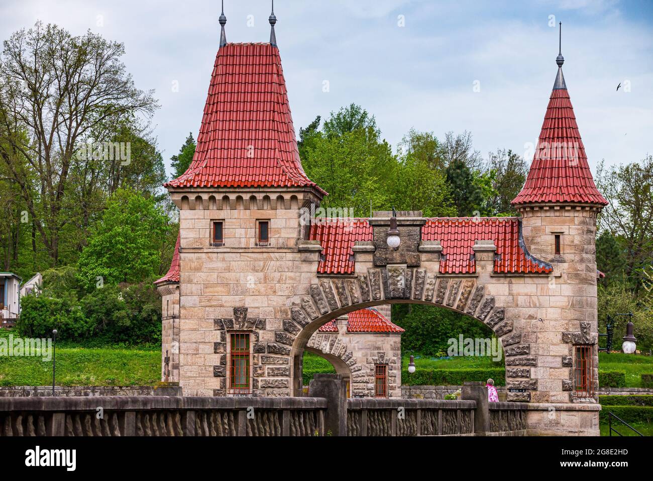 République tchèque, Talsperre les Kralovstvi (Royaume forestier) - 15 mai 2021. Barrage historique d'eau hydraulique avec eau orange dans la rivière Elbe Banque D'Images