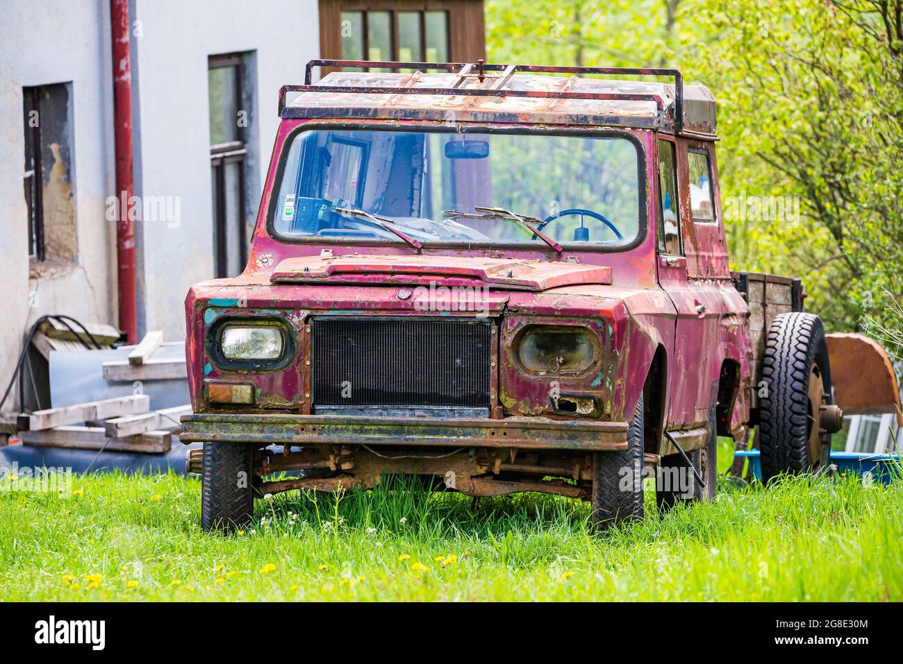 Borovnicka, République tchèque - 16 mai 2021. Vieux tas de voiture de chantier ARO 240 rouge Banque D'Images Borovnicka, République tchèque - 16 mai 2021. Vieux tas de voiture de chantier ARO 240 rouge Banque D'Images