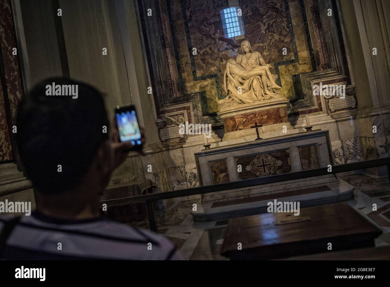 Europe - Italie, capitale Rome: La statue de la Pieta sculptée par Michel-Ange Buonarroti, à l'intérieur de la basilique papale de Saint Pierre, populairement kn Banque D'Images