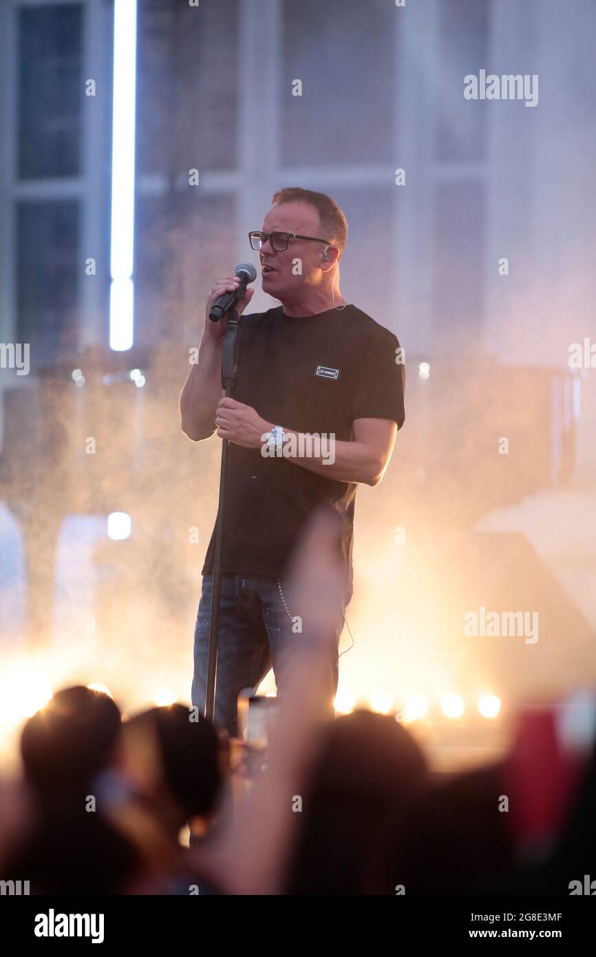 Turin, Italie. 19 juillet 2021. 19 juillet 2021, Stupinigi (Turin) Gigi DÕAlessio, célèbre chanteur et compositeur italien en concert au Stupinigi Sonic Park 2021. Credit: Nderim Kacili/Alamy Live News Banque D'Images