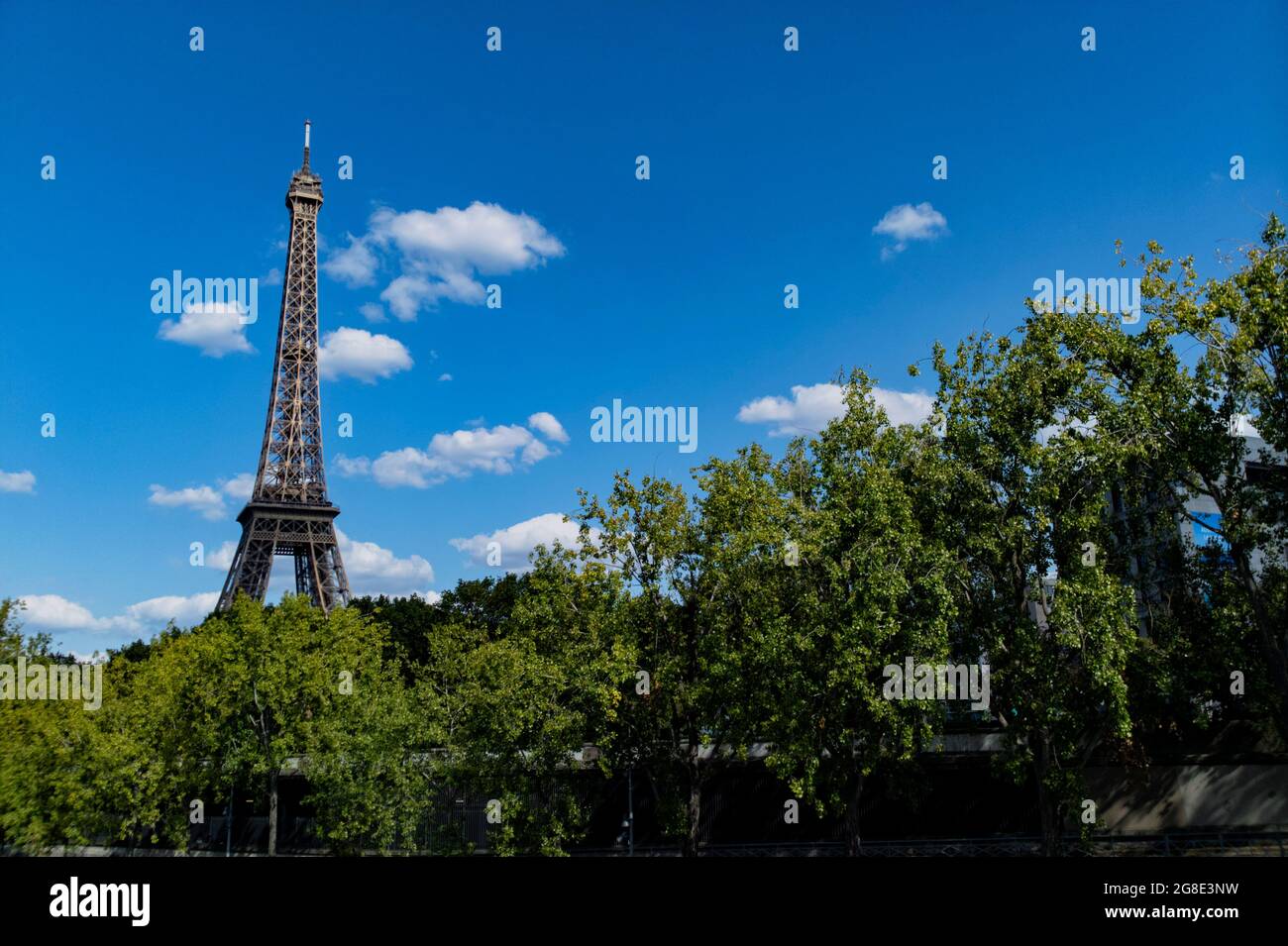 Europe - France, capitale Paris : vue sur la Tour Eiffel mondialement connue depuis le canal de Paris, la tour est située sur le champ de Mars à Paris. Banque D'Images