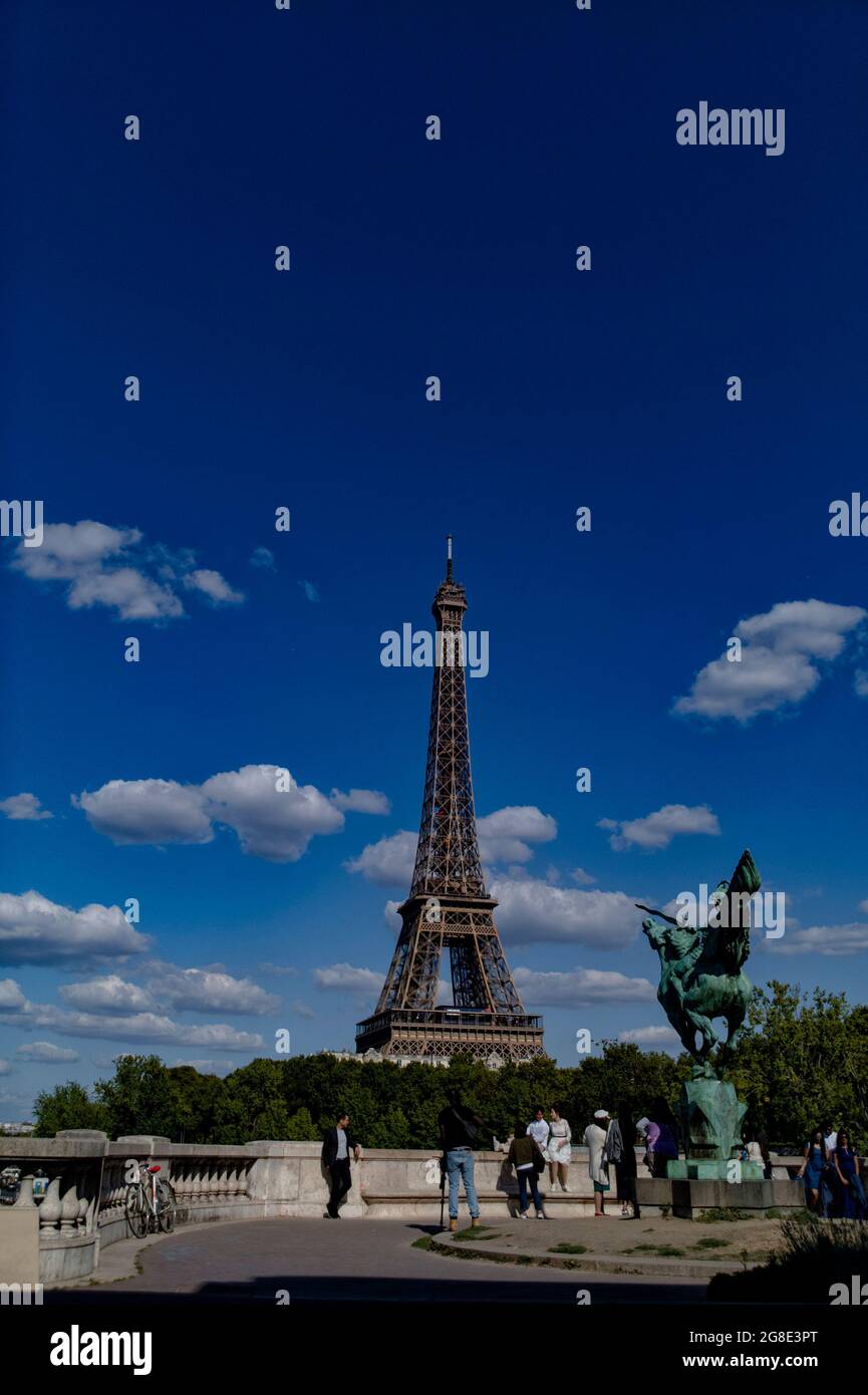 Europe - France, capitale Paris : une vue sur la Tour Eiffel d'où se trouve le champ de Mars à Paris. Banque D'Images