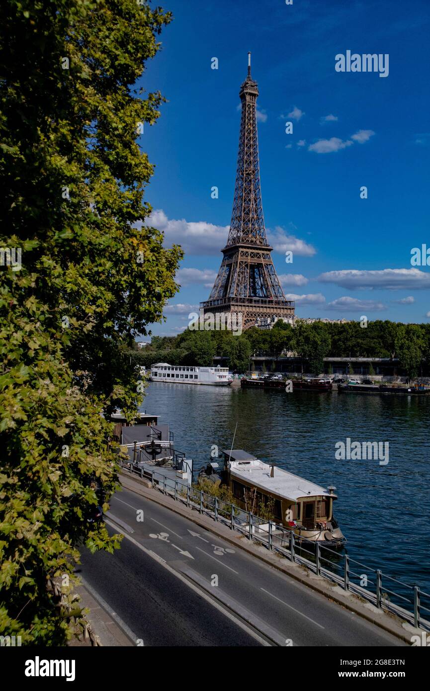 Europe - France, capitale Paris : vue sur la Tour Eiffel mondialement connue depuis le canal de Paris, la tour est située sur le champ de Mars à Paris. Banque D'Images