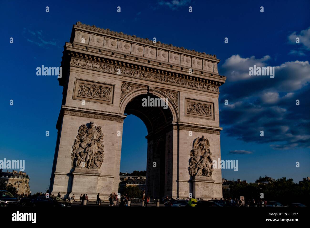 Europe - France, capitale Paris : une vue sur l'Arc de Triomphe n'est pas l'un des monuments commémoratifs les plus connus du monde visités par des millions de peop Banque D'Images