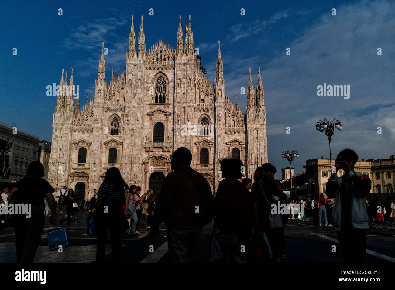 Europe - Italie, Milan : vue sur la cathédrale de Milan dédiée à la Nativité de Sainte Marie et une attraction touristique majeure ainsi que les larges Banque D'Images