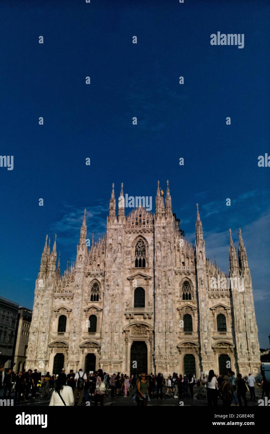 Europe - Italie, Milan : vue sur la cathédrale de Milan dédiée à la Nativité de Sainte Marie et une attraction touristique majeure ainsi que les larges Banque D'Images