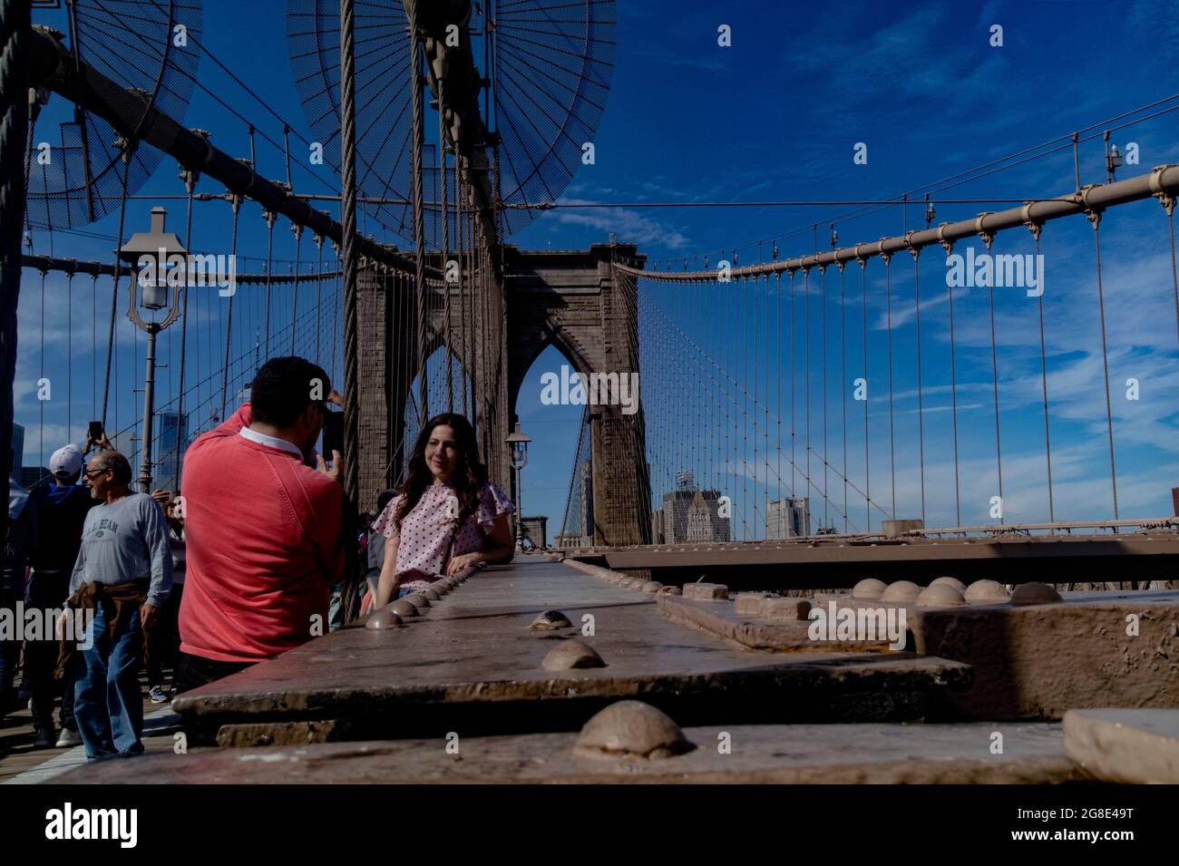 Amérique du Nord - États-Unis, Brooklyn: Touriste appréciant la vue sur le pont de Brooklyn. Banque D'Images