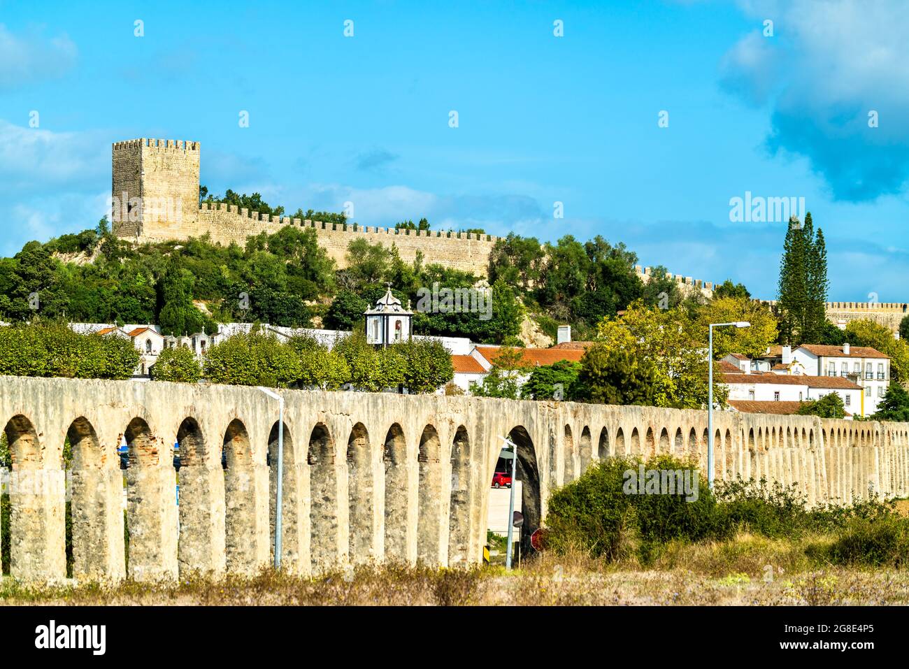 Obidos avec aqueduc et château au Portugal Banque D'Images