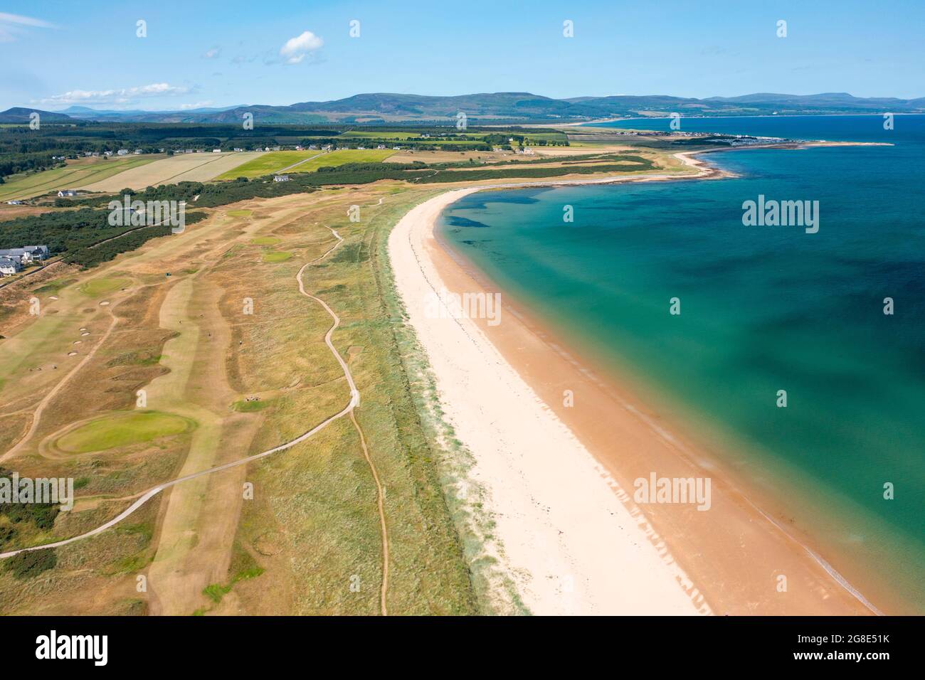 Vue aérienne de drone de Royal Dornoch Golf Links à côté de Dornoch Beach à Sutherland, Écosse, Royaume-Uni Banque D'Images