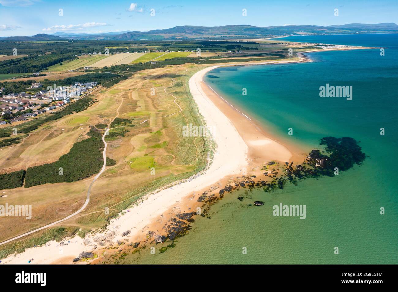 Vue aérienne de drone de Royal Dornoch Golf Links à côté de Dornoch Beach à Sutherland, Écosse, Royaume-Uni Banque D'Images