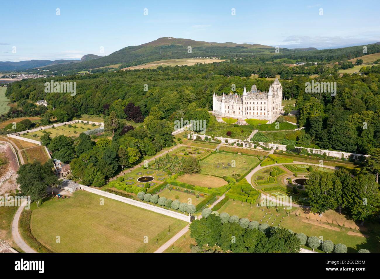 Vue aérienne du drone du château de Dunrobin à Sutherland, Écosse, Royaume-Uni Banque D'Images