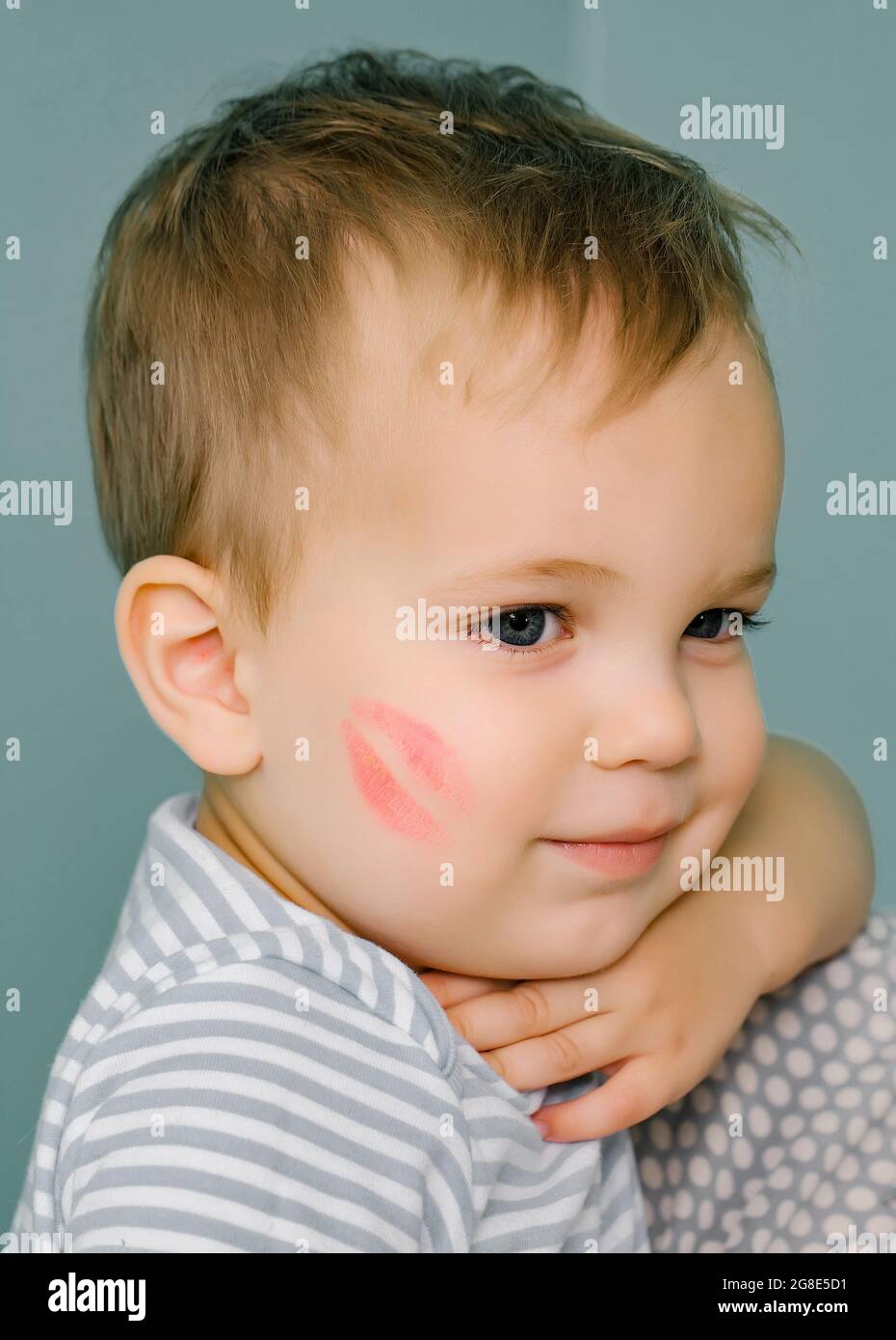 Adorable bébé avec trace kiss Photo Stock - Alamy