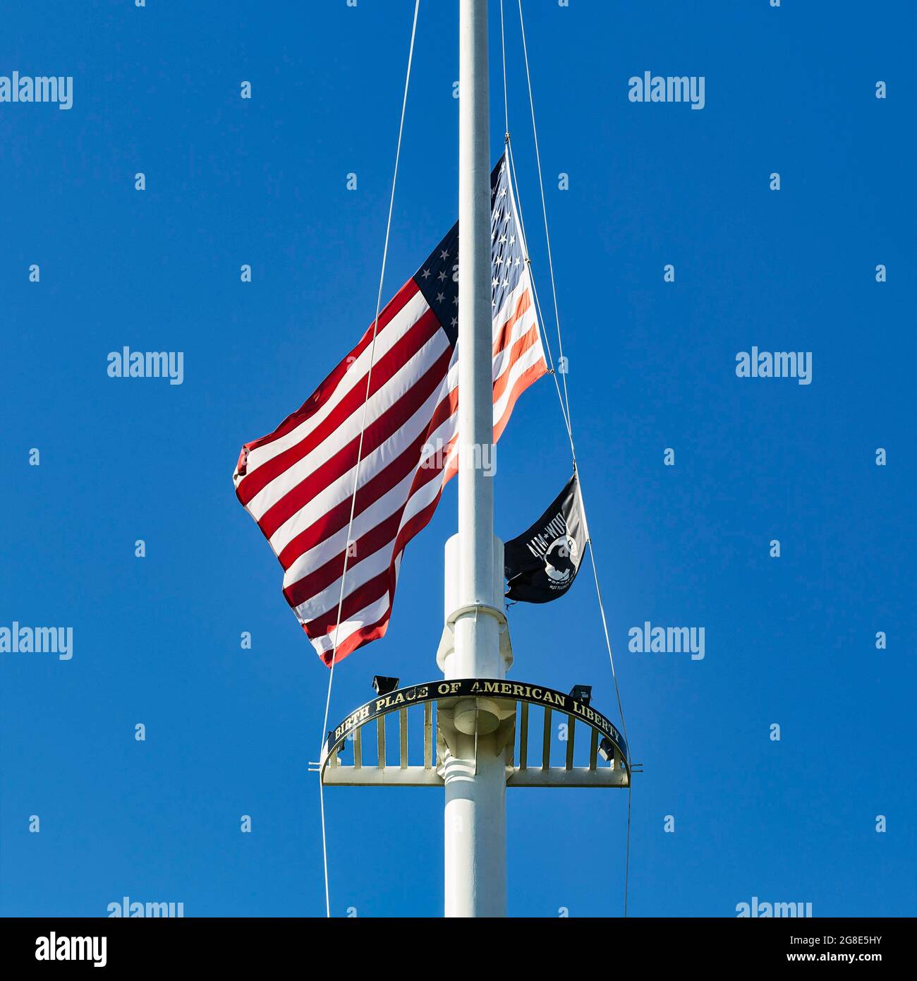 Drapeau avec inscription lieu de naissance de la liberté américaine, drapeau des États-Unis en Berne, Lexington Battle Green, Massachussets, États-Unis Banque D'Images