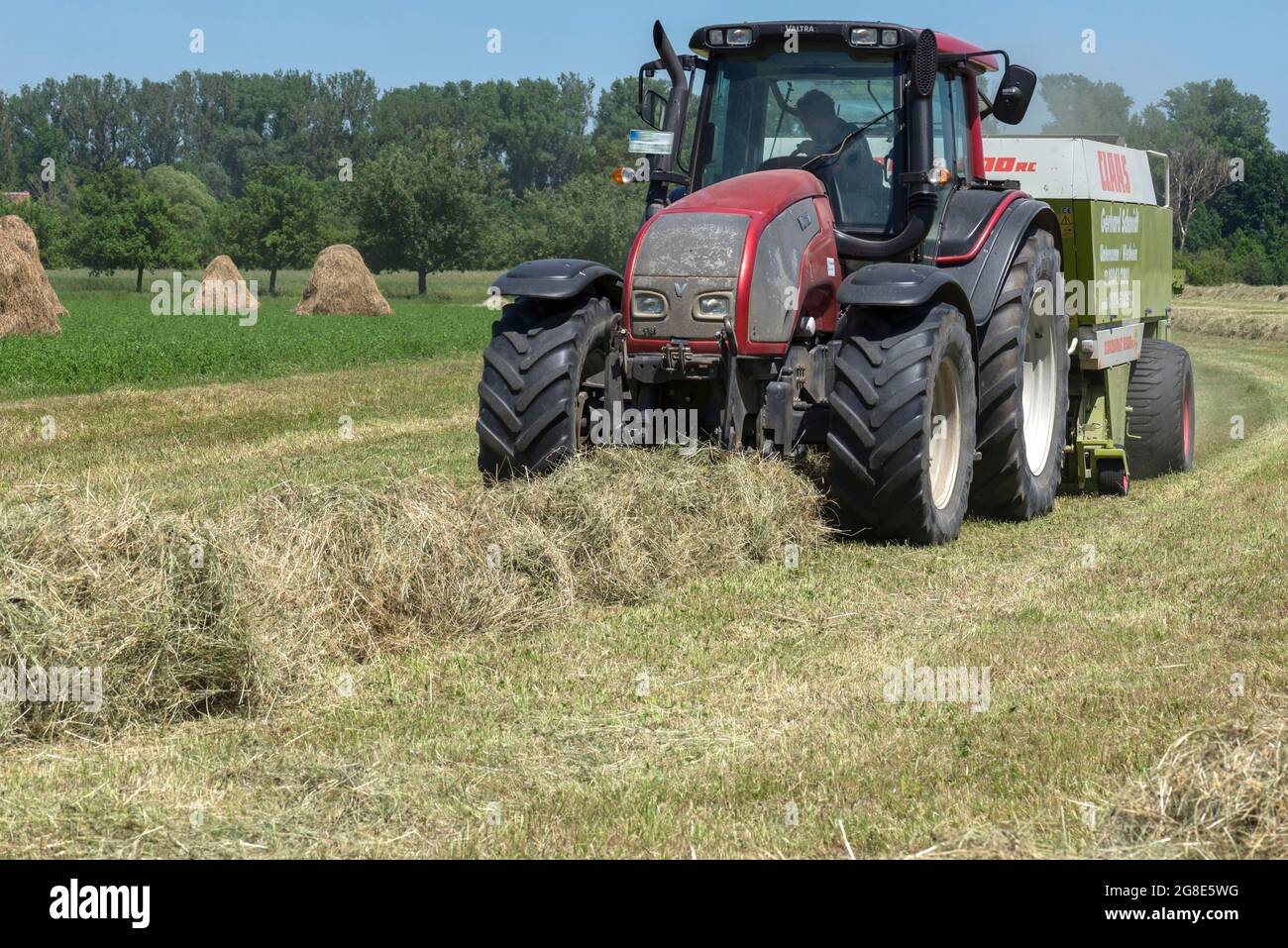 Tracteur à la presse à foin sur le terrain, Franconian Open Air Museum, Bad Windsheim, moyenne-Franconie, Bavière, Allemagne Banque D'Images