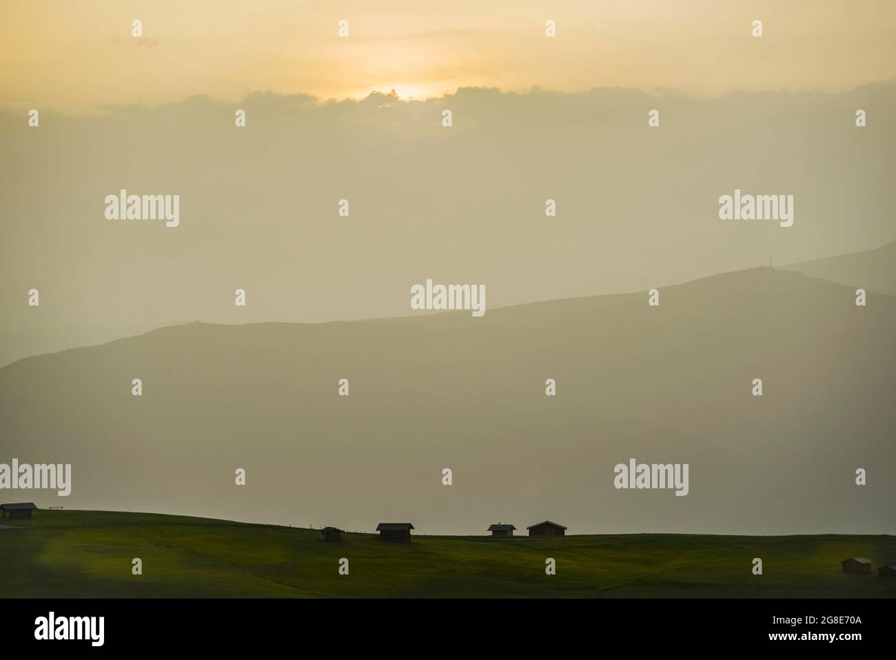 Vue en soirée sur la chaîne de montagnes de Ritten et la Corne de Rittner (à droite), Alpe di Siusi, Tyrol du Sud, Italie Banque D'Images