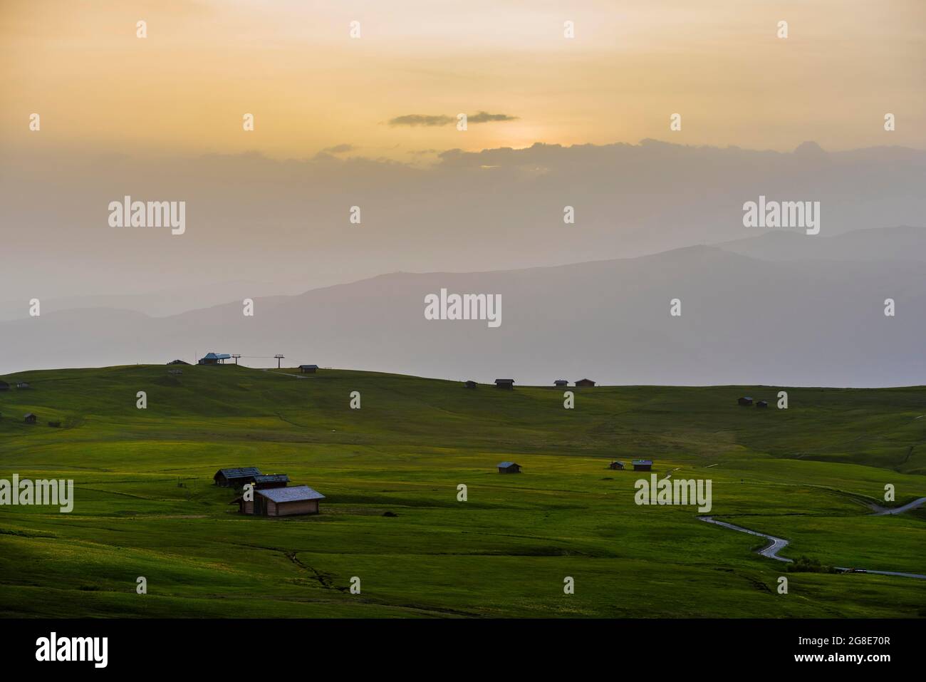 Vue en soirée sur la chaîne de montagnes de Ritten et la Corne de Rittner (à droite), Alpe di Siusi, Tyrol du Sud, Italie Banque D'Images