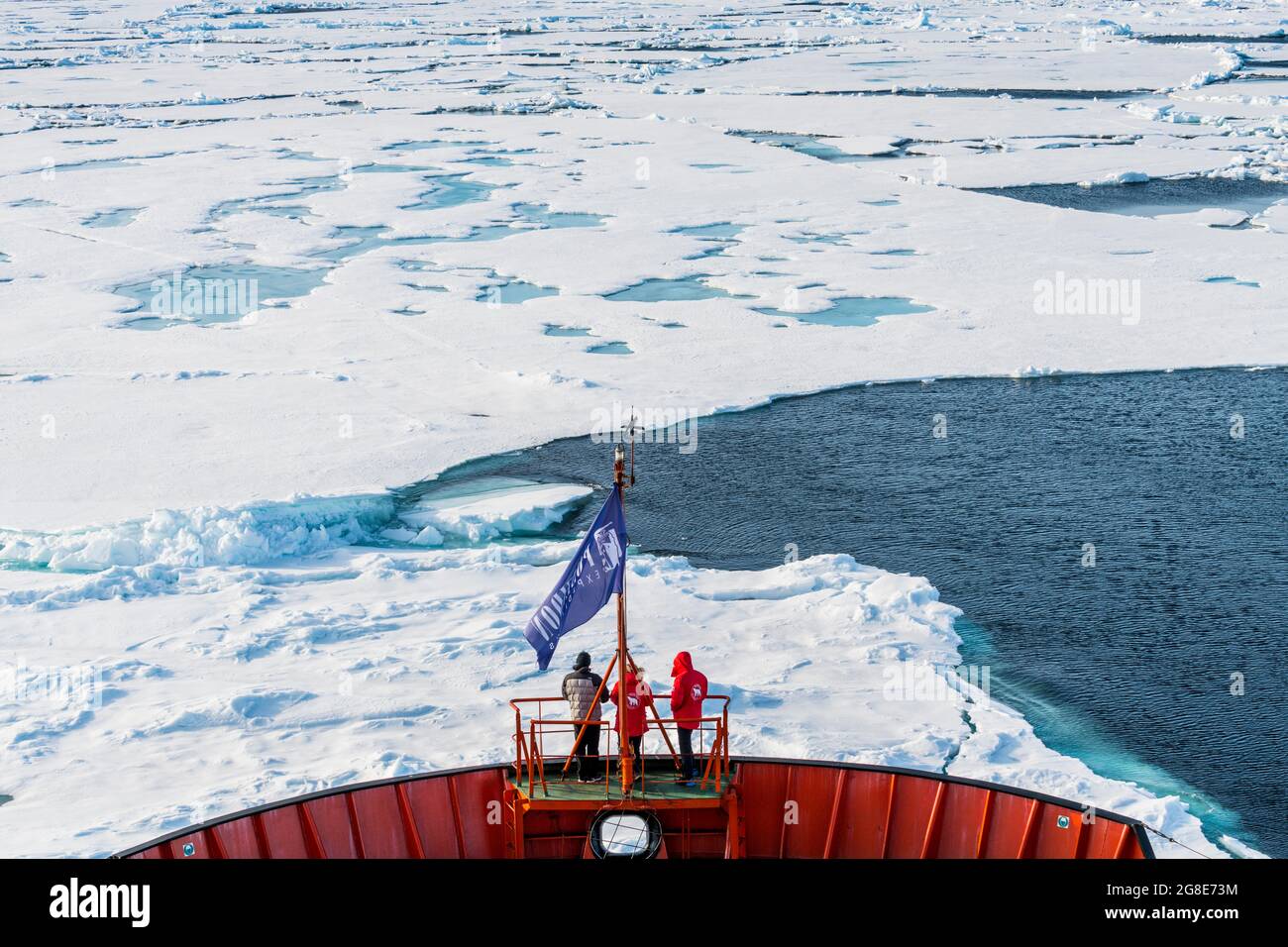 Les touristes regardant le brise-glaces à bord d'un brise-glace, Pôle Nord, de l'Arctique Banque D'Images