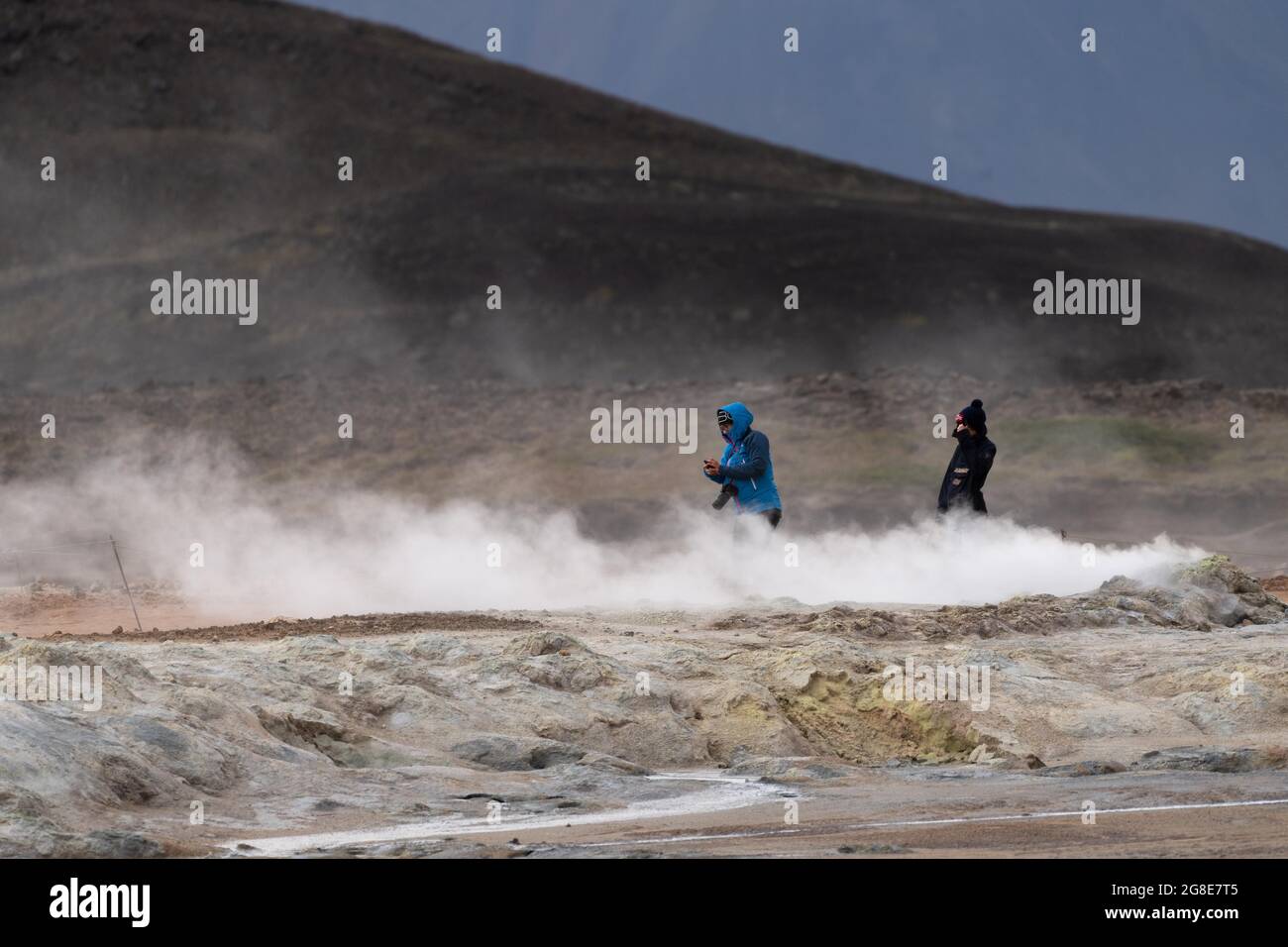 Touristes, fumaroles chaudes, exhalations post volcaniques, zone haute température Namaskaro ou Namskard, Namafjall, Myvatn, Nord de l'Islande, Islande Banque D'Images
