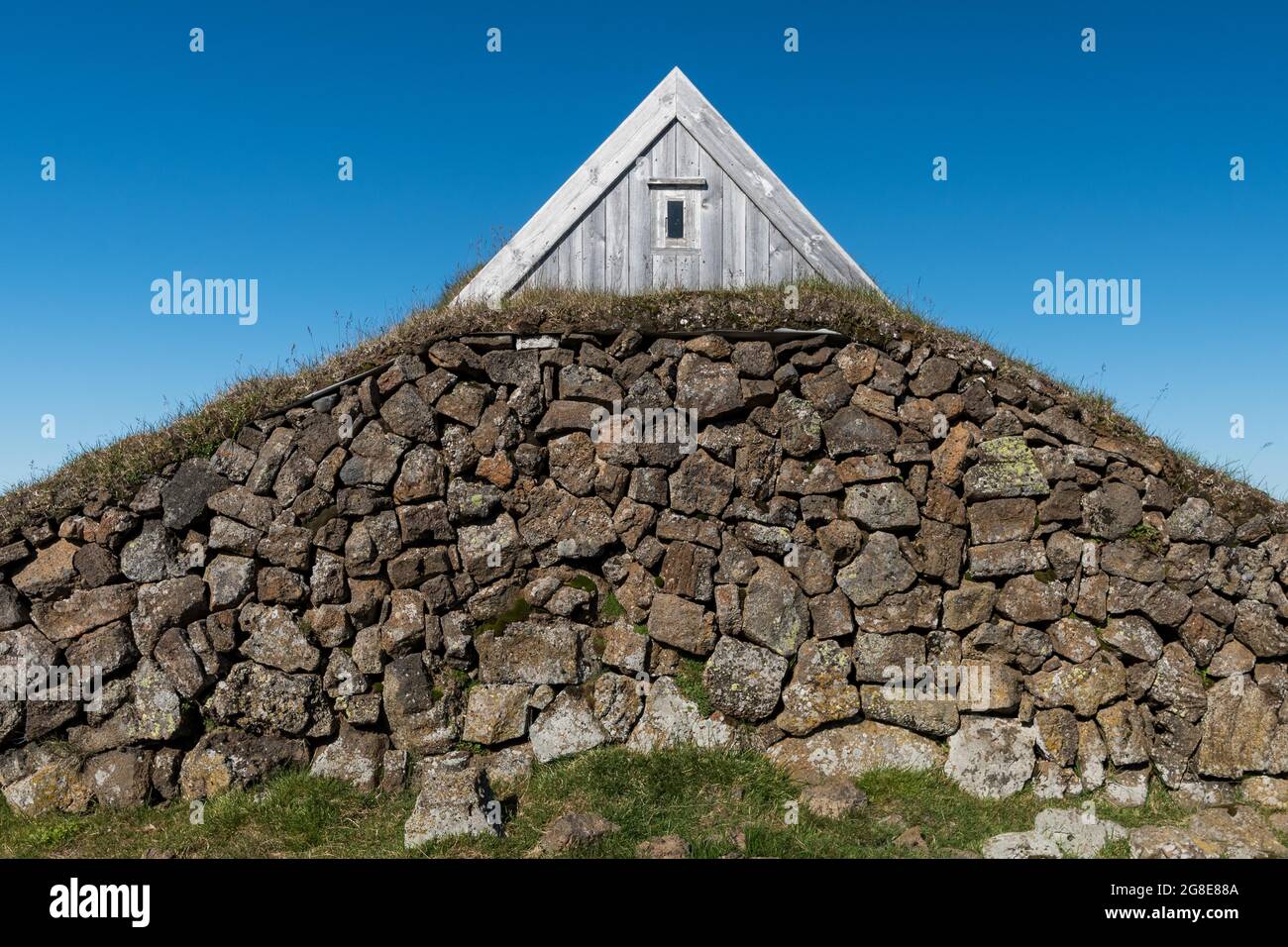 Cabane isolée avec mur de pierre, zone de haute température ou zone géothermique Hveravellir, Kjoelur, Highland, Islande Banque D'Images