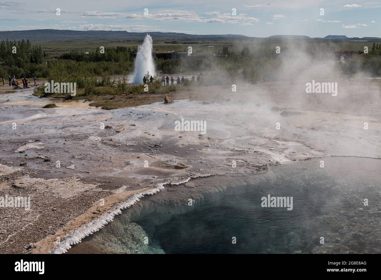 Source thermale et éruption Geysir Strokkur, zone géothermique Haukadalur, Geysir, Islande Banque D'Images
