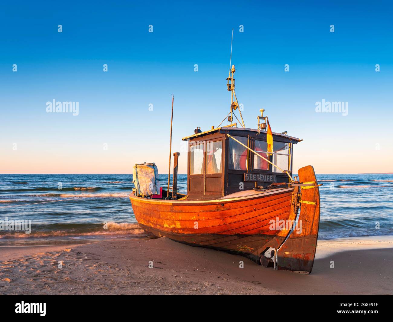 Bateau de pêche sur la plage, lumière du soir, Ahlbeck, île d'Usedom, Mecklenburg-Poméranie occidentale, Allemagne Banque D'Images