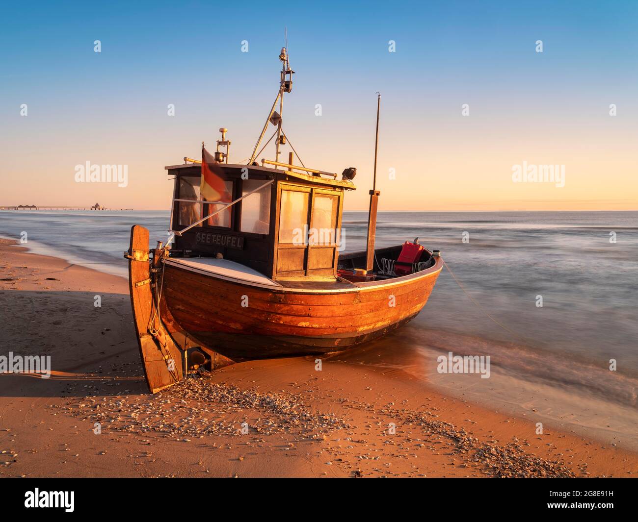 Bateau de pêche sur la plage, lumière du matin, Ahlbeck, Usedom Island, Mecklenburg-Poméranie occidentale, Allemagne Banque D'Images