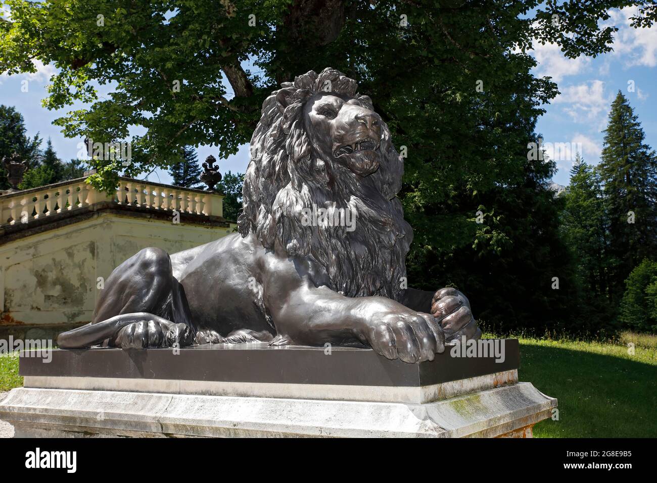 Lion figure dans le parc du château, château de Linderhof, haute-Bavière, Bavière, Allemagne Banque D'Images