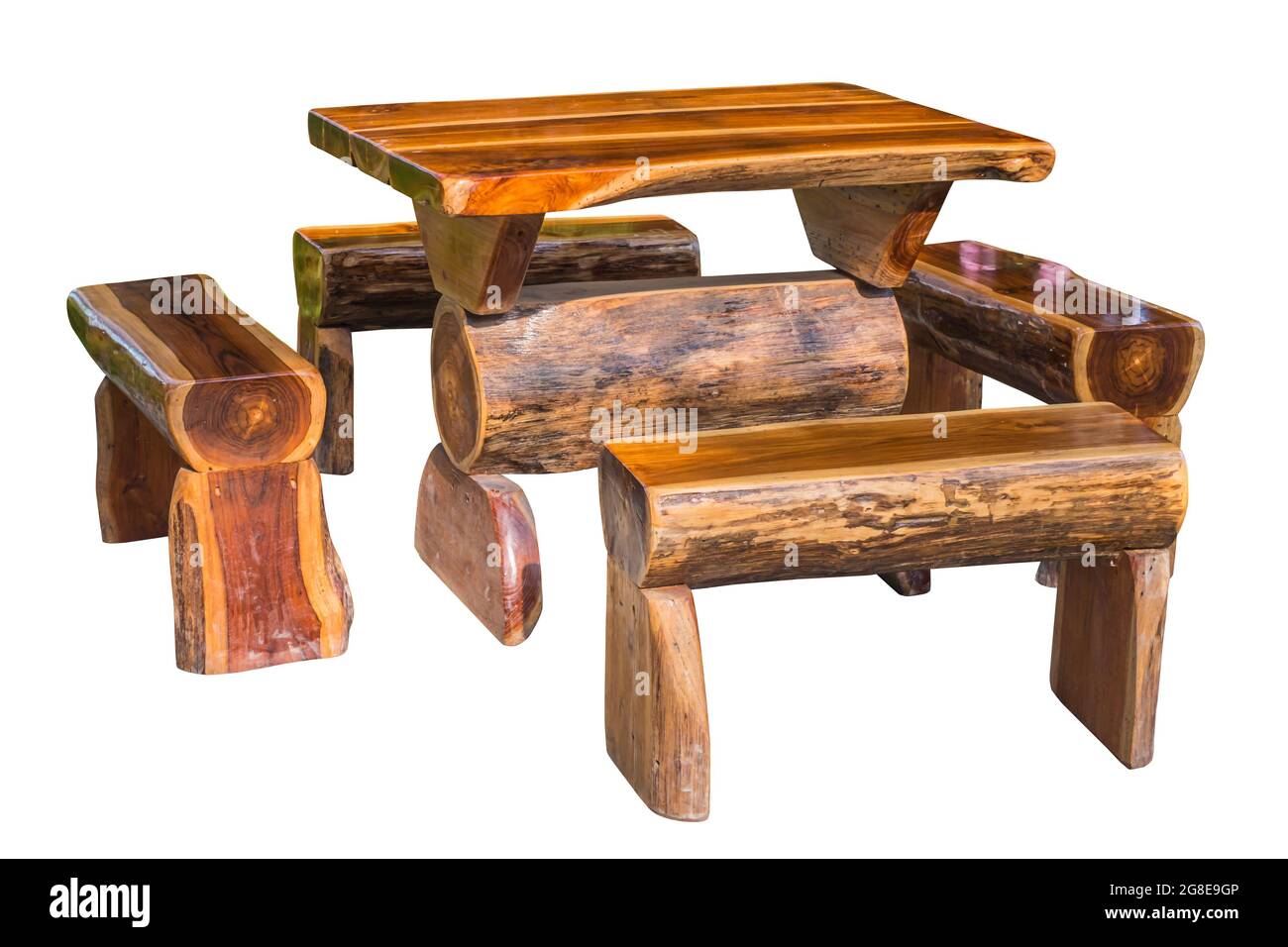 Table de jardin avec des bancs en bois sur blanc, travail avec chemin d'écrêtage. Banque D'Images