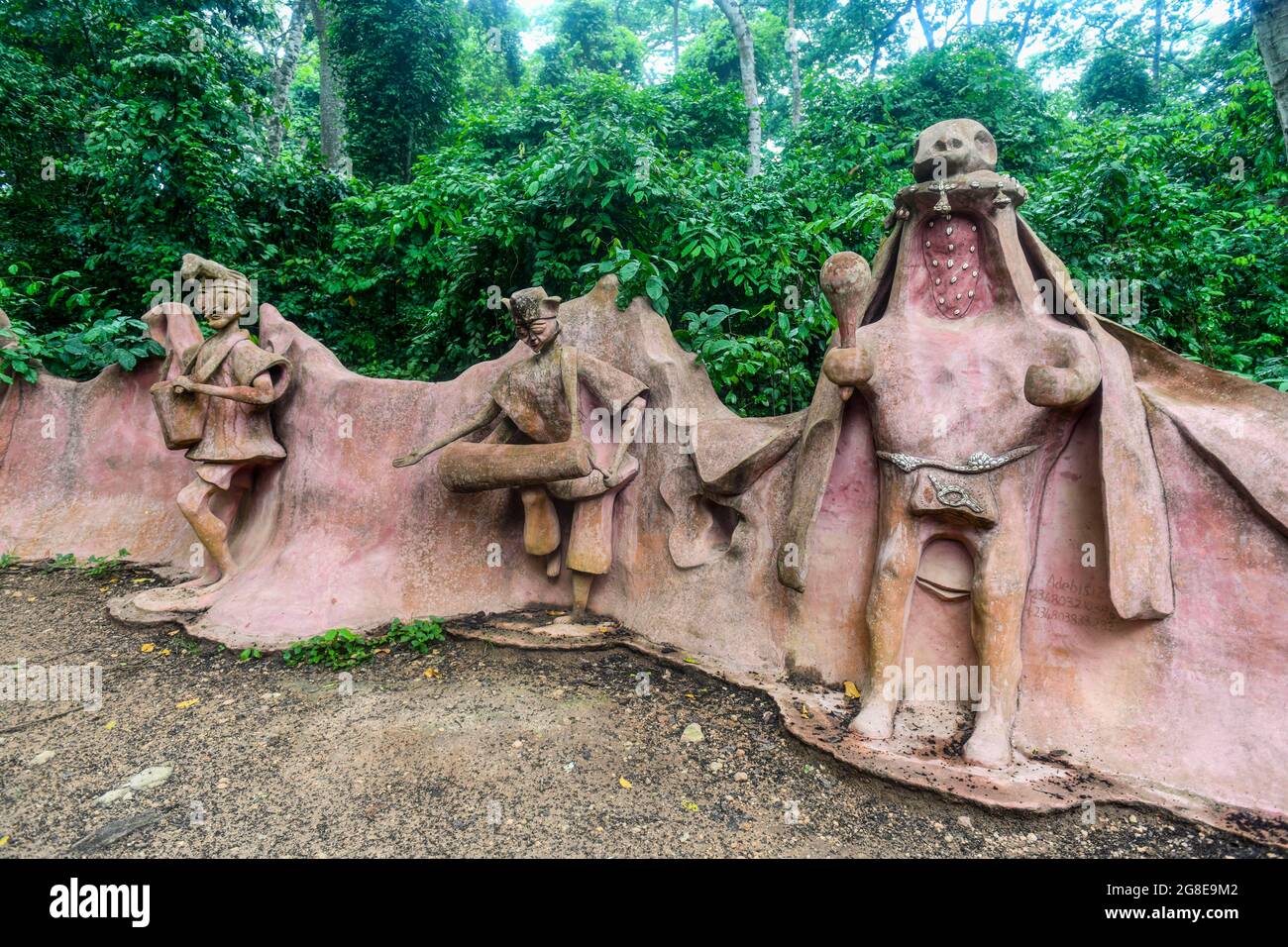 Voodoo scultpres dans le site de l'UNESCO Osun-Osogbo Sacred Grove, État d'Osun, Nigeria Banque D'Images