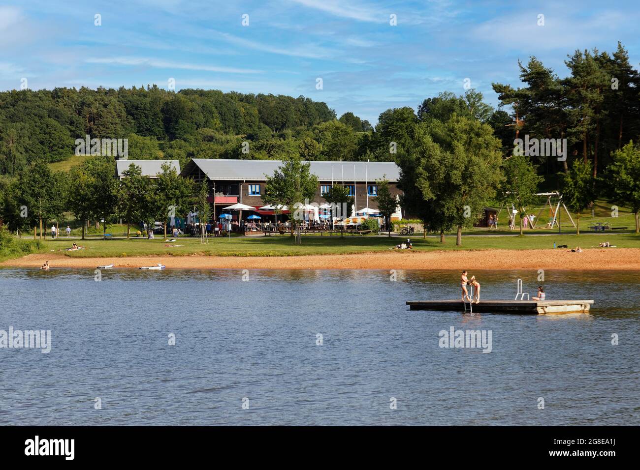 Baigneurs sur l'île de baignade, plage de sable, aire de jeux derrière la droite, café de plage gauche, restaurant, Pizzeria, supermarché, Grosser Brombachsee, Ramsberg Banque D'Images Baigneurs sur l'île de baignade, plage de sable, aire de jeux derrière la droite, café de plage gauche, restaurant, Pizzeria, supermarché, Grosser Brombachsee, Ramsberg Banque D'Images