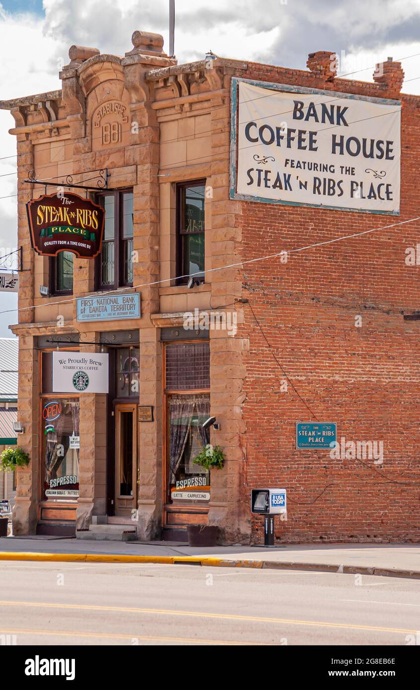 Black Hills National Forest, Dakota du Sud, États-Unis - 31 mai 2008: Centre-ville Hill City main Street. Bank Coffee House dans un bâtiment historique en brique rouge de First Nationa Banque D'Images