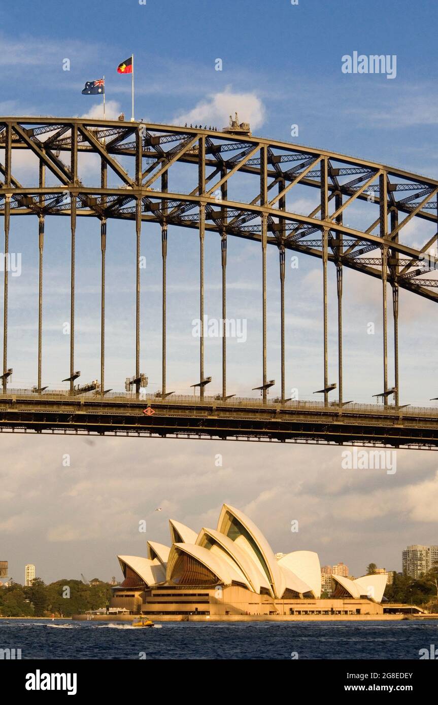 Le pont du port de Sydney et l'opéra, avec des drapeaux australiens et aborigènes en vol depuis le sommet Banque D'Images