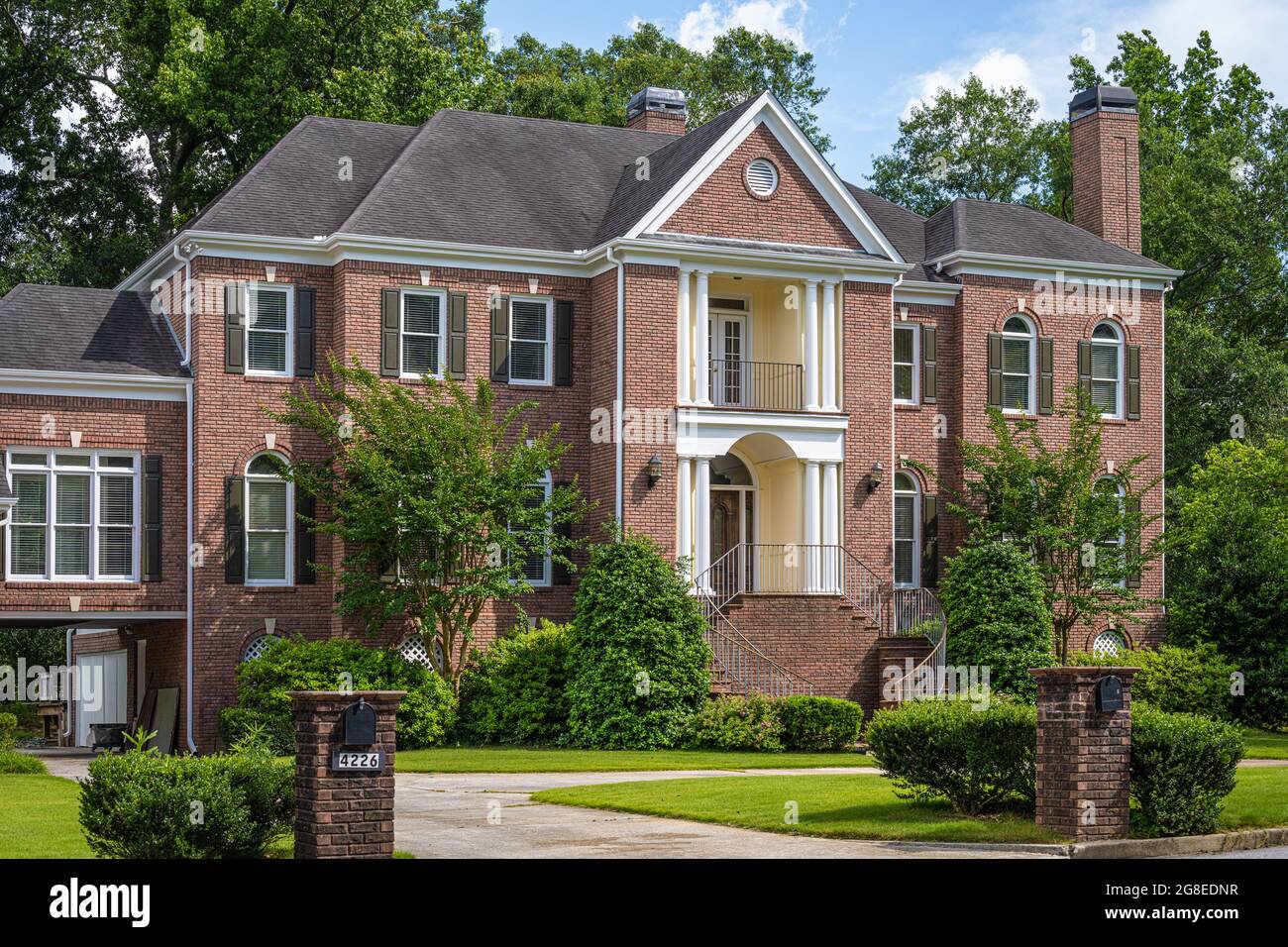 Maison de luxe en brique sur la rivière Chattahoochee à Marietta, Géorgie, juste au nord d'Atlanta. (ÉTATS-UNIS) Banque D'Images