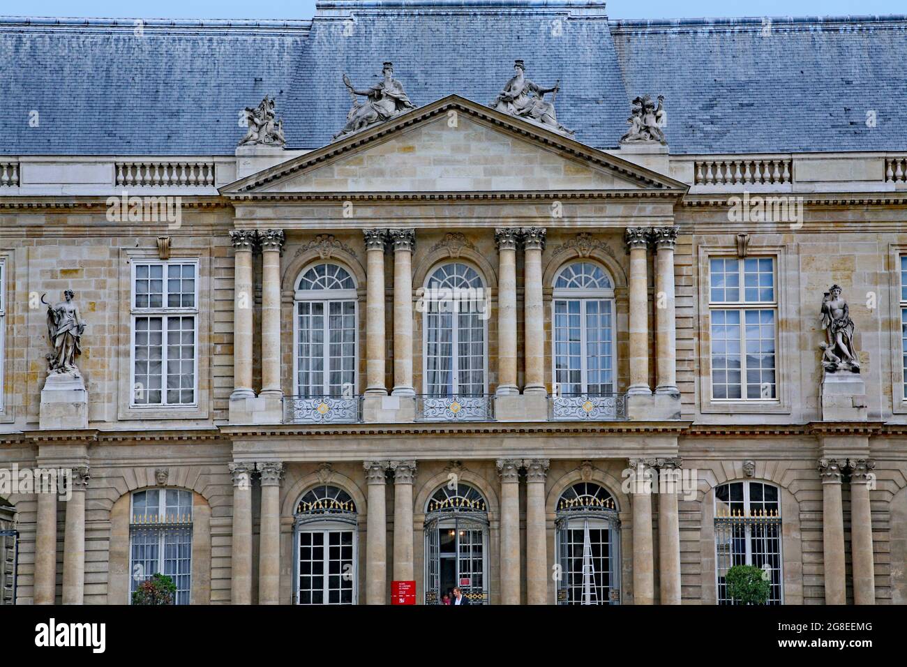Paris, France : la façade baroque ornée du musée des Archives nationales françaises dans le quartier du Marais, logée dans le palais Soubise du XVIIIe siècle, b Banque D'Images
