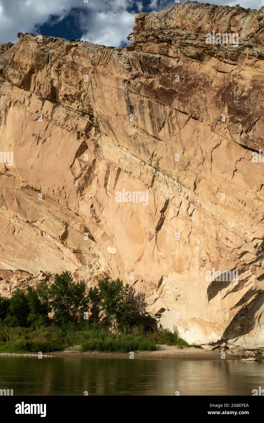 Split Mountain et la rivière Green. Formation de grès Weber. Monument national des dinosaures, Utah Banque D'Images