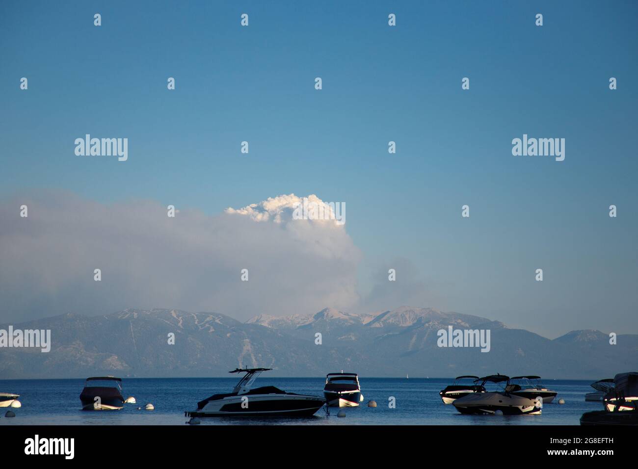 La fumée du feu Tamarack menace la rive sud-est du lac Tahoe Banque D'Images