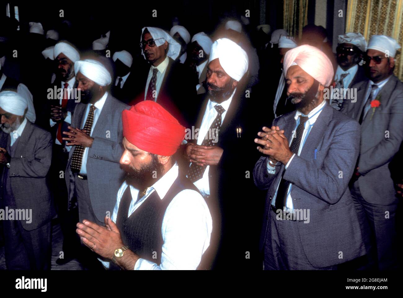 Les hommes sikhs se sont rassemblés pour le culte collectif dans le Gurdwara, un acte connu sous le nom de sangat Banque D'Images