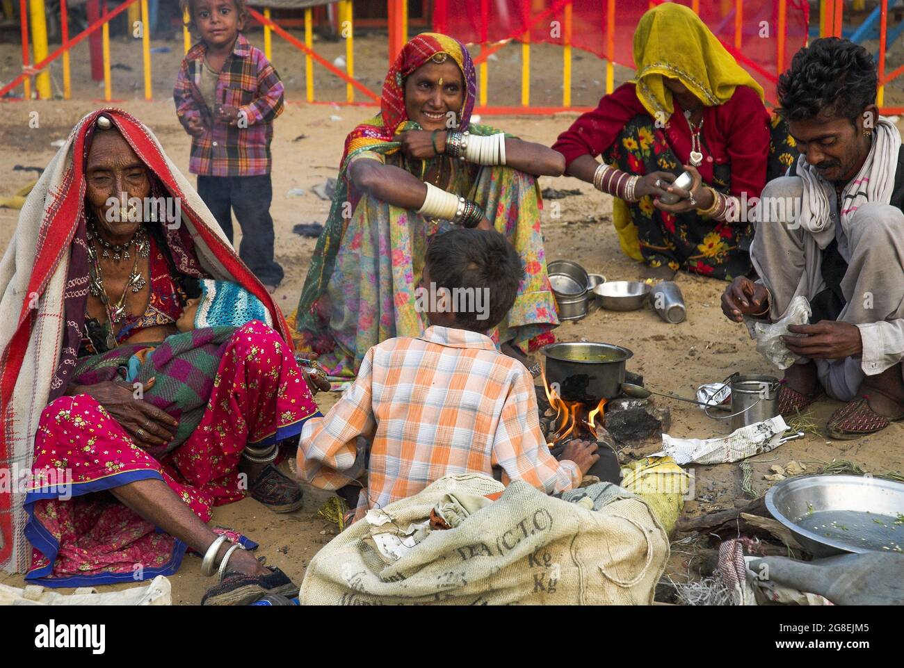 Les pèlerins hindous, y compris les populations tribales du désert, se rassemblent chaque année à la Foire de Pouchkar Camel à Rajasthan, en Inde Banque D'Images