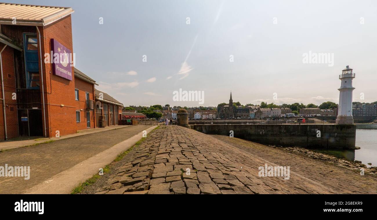 Premier Inn, port de Newhaven et phare dans le nord d'Édimbourg, Écosse, Royaume-Uni Banque D'Images