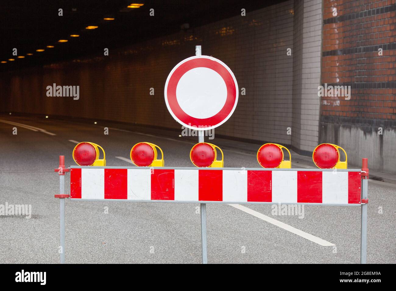 Hambourg, Allemagne. 19 mars 2021. Image symbolique fermeture d'Elbtunnel : un tube bloqué est visible à l'Elbtunnel de Hambourg sur l'autoroute A7 entièrement fermée à Hambourg-Othmarschen. En raison de la démolition des ponts, l'autoroute a été fermée pendant plusieurs jours. Les quatre tubes de tunnel ont été fermés à la circulation pendant les travaux de construction. Crédit : Bodo Marks/dpa/Bodo Marks/dpa/Alay Live News Banque D'Images