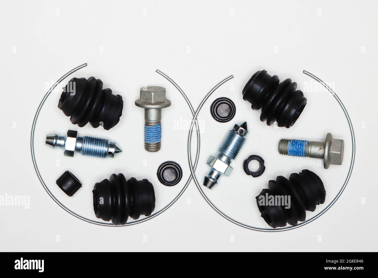 Kit de réparation d'étrier, anneaux de retenue métalliques, raccord et boulons, joints en caoutchouc. Jeu de pièces de rechange pour la réparation des freins de voiture. Détails sur fond blanc, espace de copie disponible. 4K UHD. Banque D'Images
