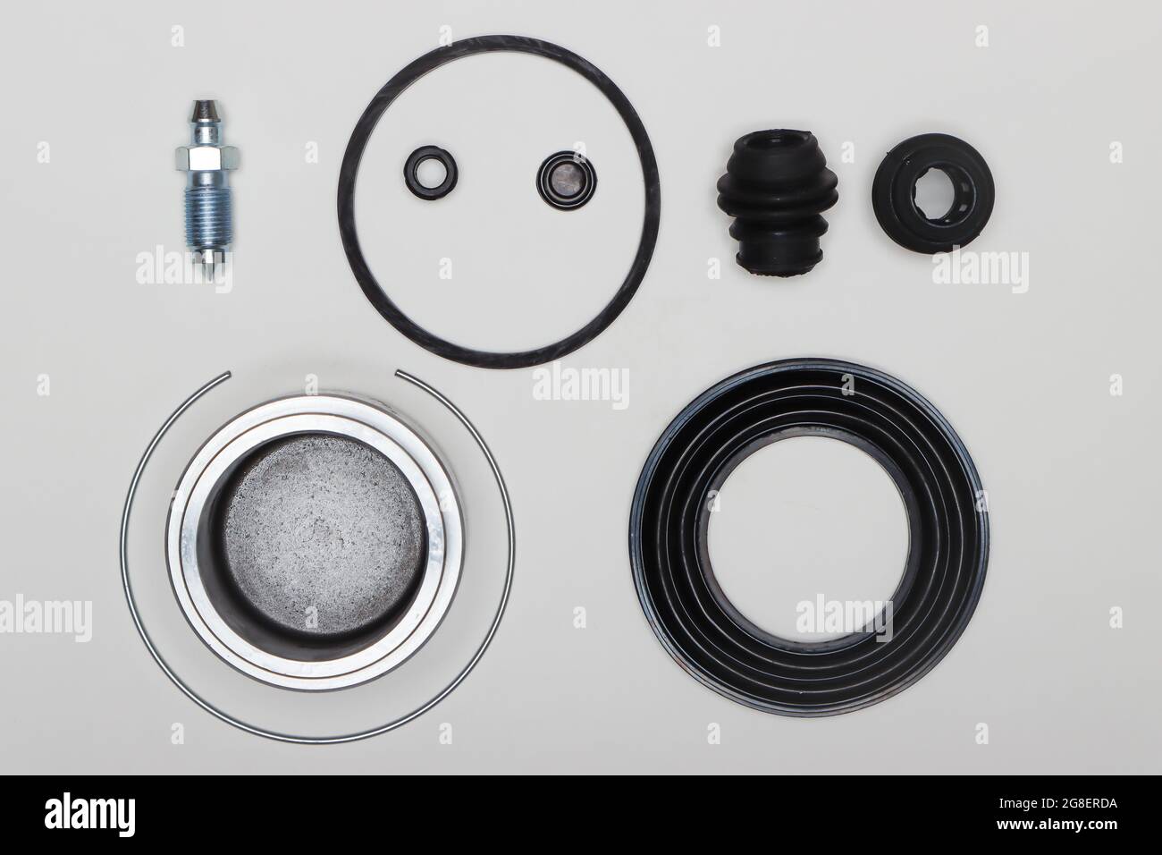 Kit de réparation d'étrier, joints en caoutchouc, joints d'huile, piston, raccord. Jeu de pièces de rechange pour la réparation des freins de voiture. Détails sur fond blanc, espace de copie disponible. 4K UHD. Banque D'Images