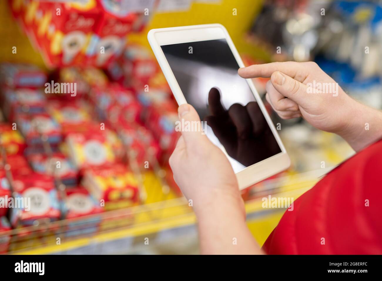 Un responsable commercial montrant l'écran d'une tablette numérique dans la main Banque D'Images