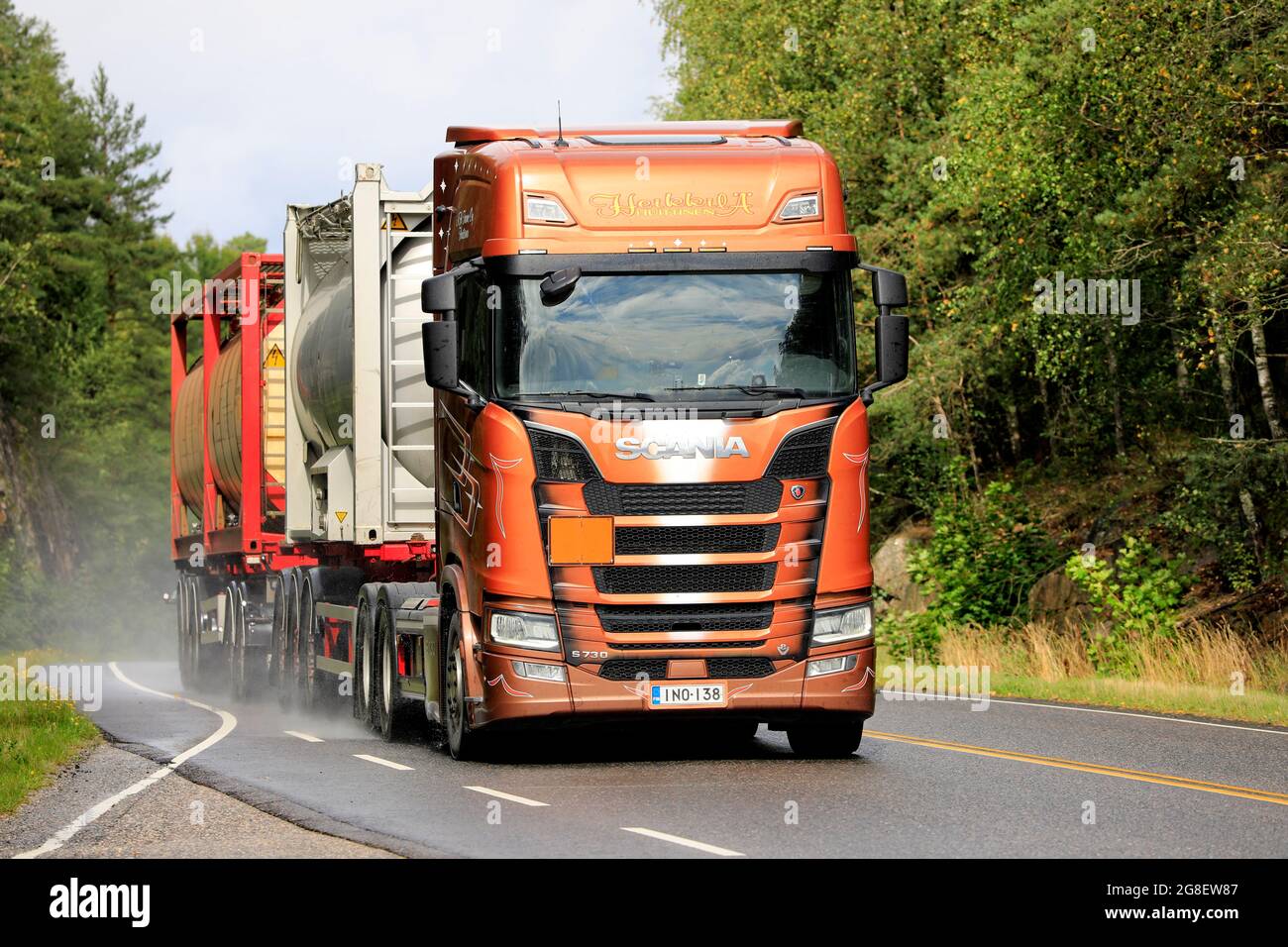 Scania S730 camion d'AH-Trans Oy avec charge de trois réservoirs de produits chimiques à la vitesse sur la route 52 o un jour pluvieux. Salo, Finlande. 4 septembre 2020. Banque D'Images