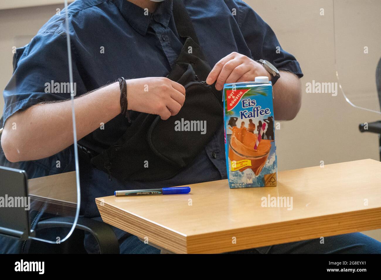 Stralsund, Allemagne. 20 juillet 2021. L'homme accusé d'une attaque au couteau fatale lors d'une fête d'anniversaire à Greifswald est assis dans la salle d'audience du tribunal régional. L'homme de 21 ans est accusé d'homicide involontaire et de tentative de meurtre au tribunal régional de Stralsund. Le crime aurait eu lieu le 25.01.2021 dans l'appartement du partenaire de l'hôte, où trois hommes voulaient célébrer. L'accusé est accueilli dans une clinique psychiatrique. Credit: Stefan Sauer/dpa/Alay Live News Banque D'Images
